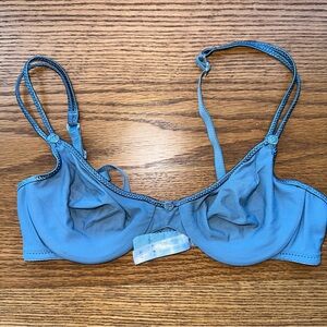 barely there Blue Underwire Bra 34B in great condition soft fabric